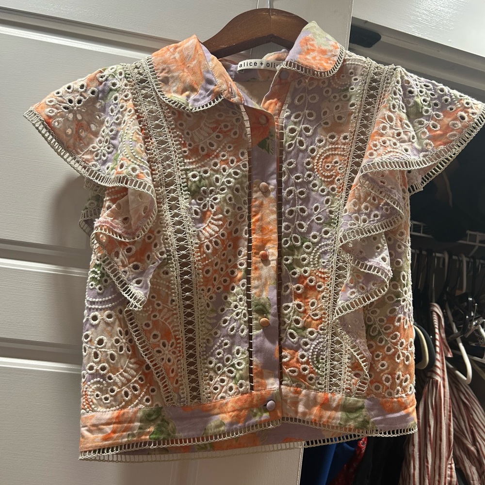 Adorable cropped Alice and Olivia top